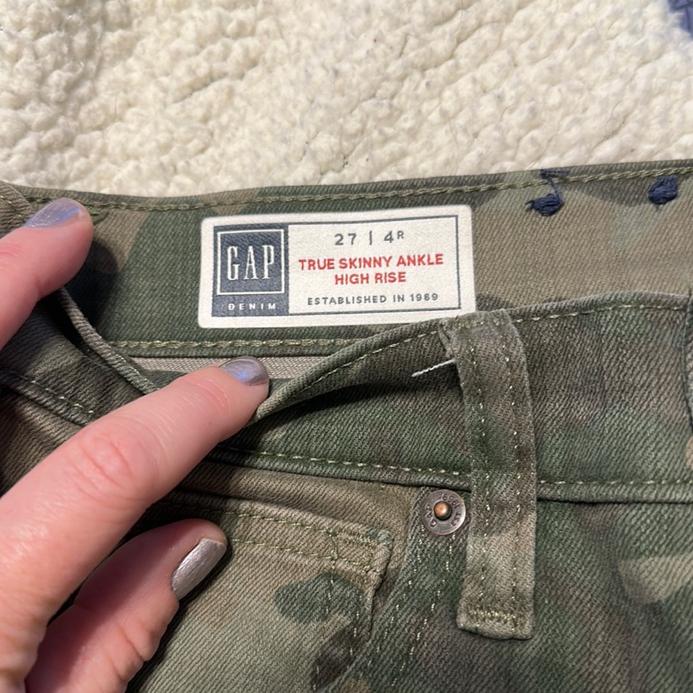 Adorable GAP camo skinnies size 27 EUC